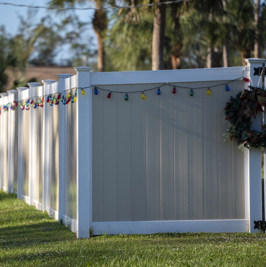 white-vinyl-picket-fence-on-green-lawn-surrounding-2024-12-07-00-02-08-utc-1