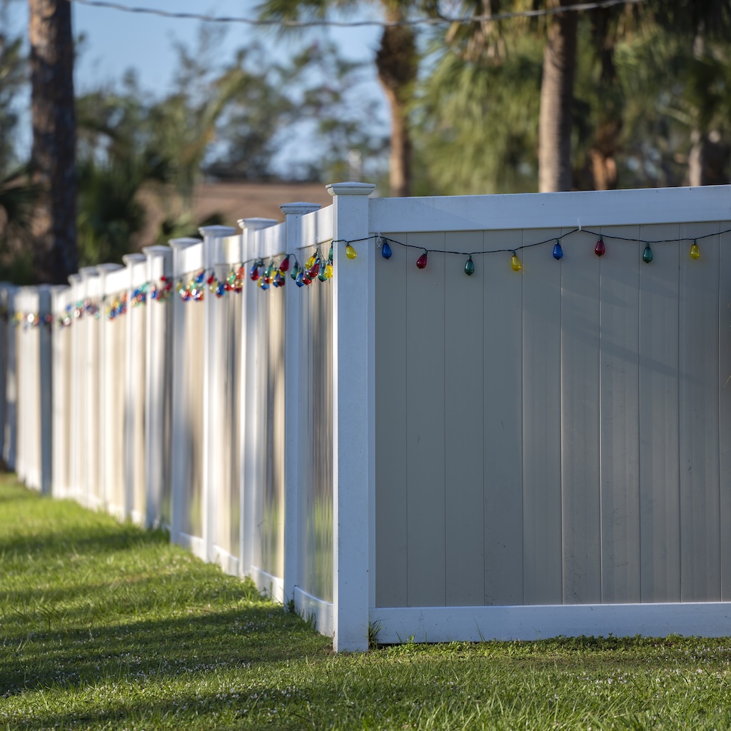 white-vinyl-picket-fence-on-green-lawn-surrounding-2024-12-07-00-02-08-utc